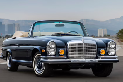 ovaj mercedes je proizveden 1971 godine savrseno je ocuvan prodaje se