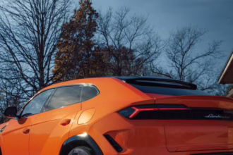 kandidat za glupana godine pogledajte kako vozac lamborghinija neumorno udara parkirne stupice