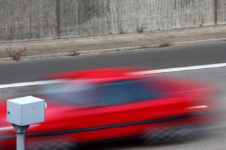 nesretni profesor se javio medijima moram platiti 300 000 eura kazni za parkiranje i brzinu a nemam ni auto