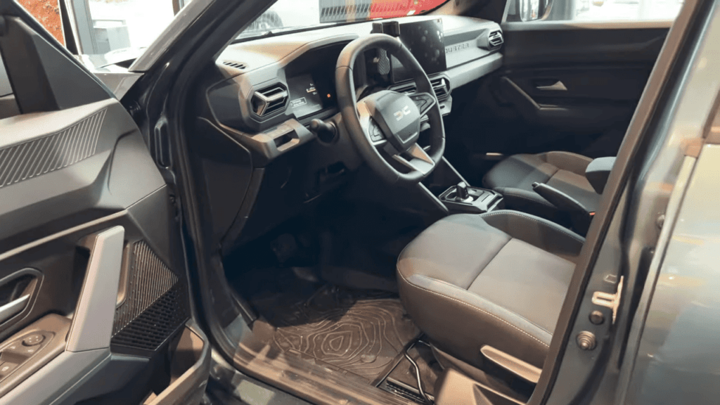 Dacia Duster 2025 Interior and Exterior Walkaround 2 42 screenshot