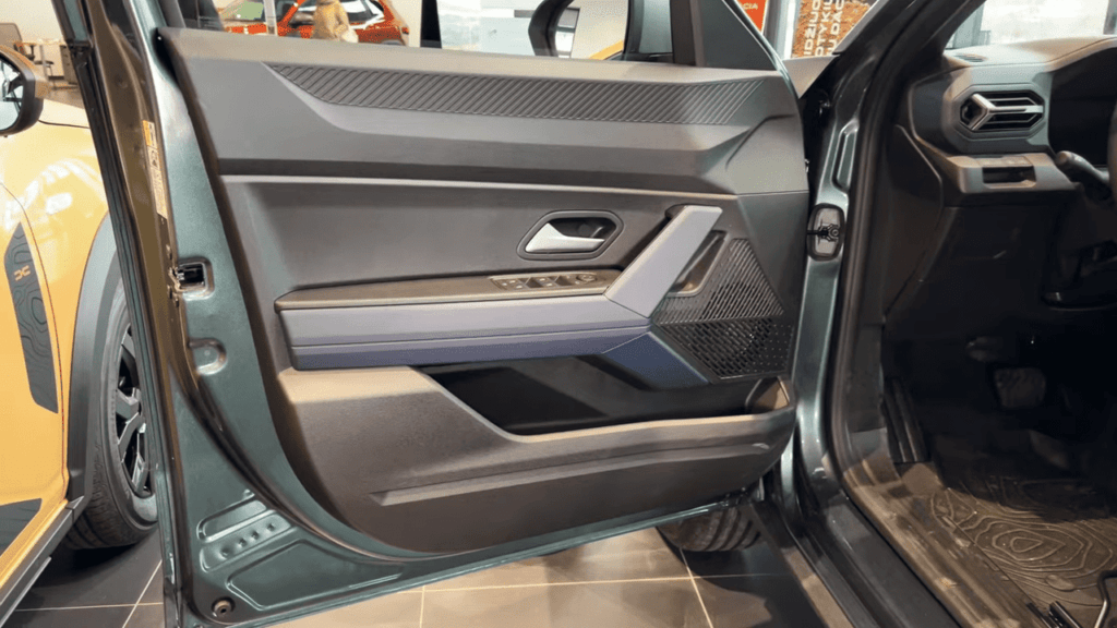 Dacia Duster 2025 Interior and Exterior Walkaround 4 10 screenshot