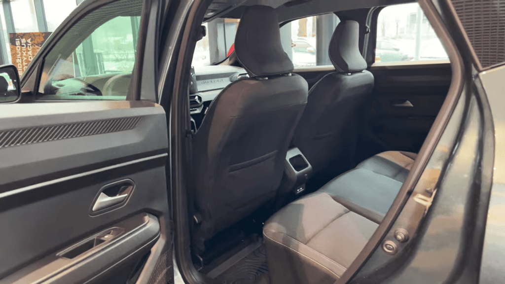 Dacia Duster 2025 Interior and Exterior Walkaround 4 50 screenshot