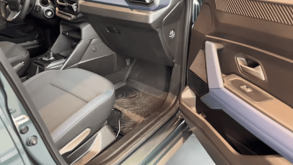 Dacia Duster 2025 Interior and Exterior Walkaround 8 5 screenshot