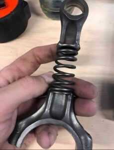 klipnjača sa retard oprugom - VRD (Variable Rod Length)